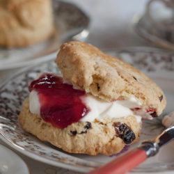 Scones com Uvas Passas